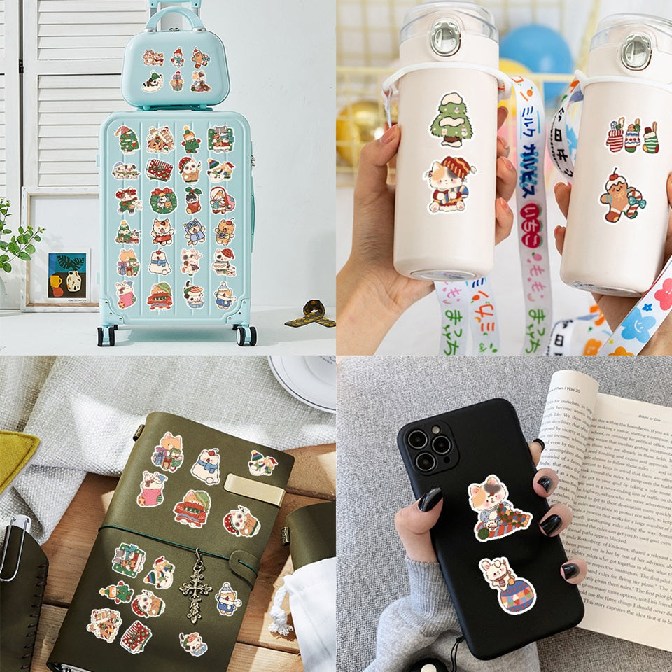 un lot de 20 stickers représentant un ou plusieurs chats autour du thème de Noël. Ils s'amusent avec les décorations de fêtes dans des scènes amusantes et rigolotes.
