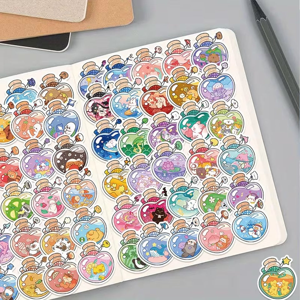 À l’intérieur de chaque petite fiole se cache un adorable animal version kawaii, installé dans son propre monde mignon et détaillé.