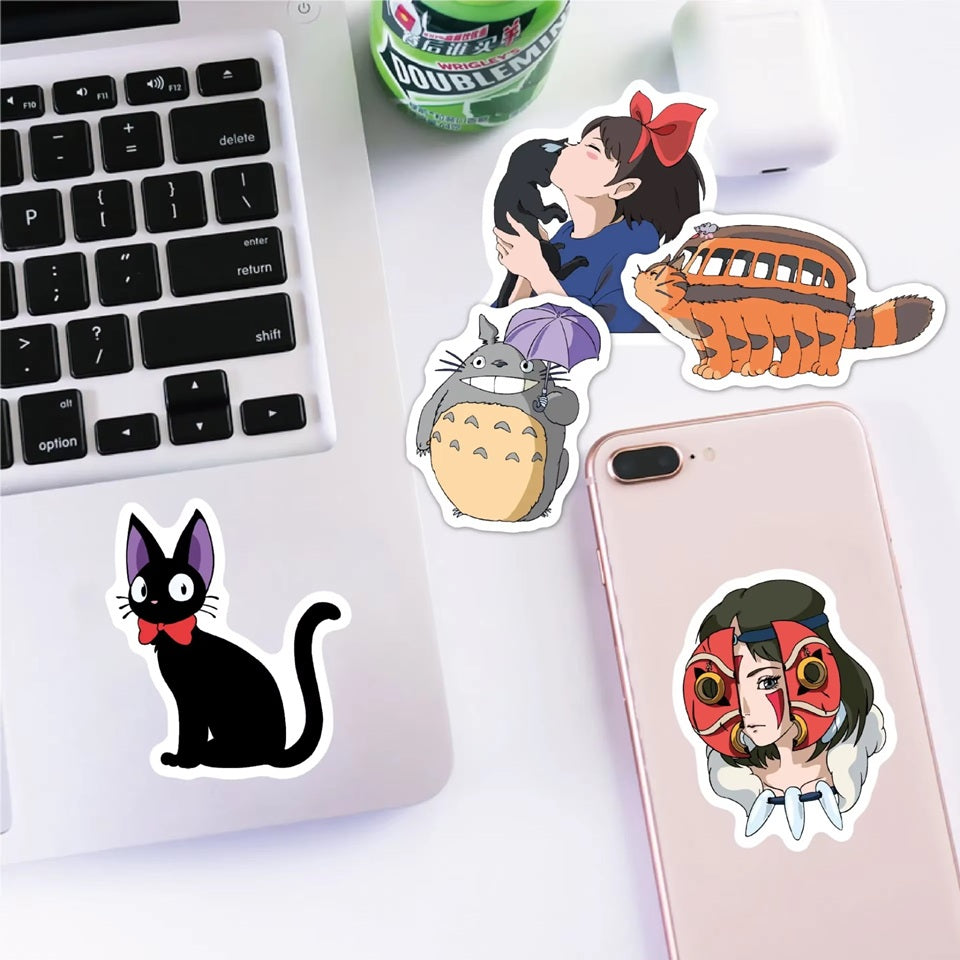 un lot de stickers aléatoires sur le thème des différents films Ghibli. Idéal pour le scrapbooking, pour la personnalisation.