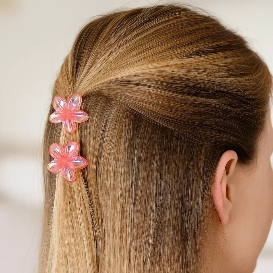 de jolies pinces à cheveux en forme de fleurs colorées. Elles habillent avec élégance et mignonnerie n'importe quelle coiffure. Look printanier et romantique garanti.