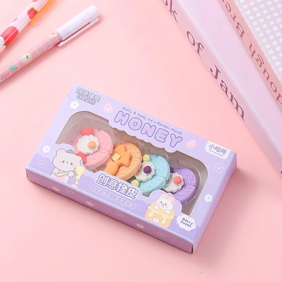 un lot de 4 gommes en forme de gaufres colorées et gourmandes à souhait avec leurs décorations chantilly délicieuses
