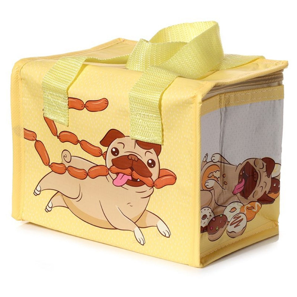 un sac isotherme au motif d'un carlin hyper drôle et gourmand. il tient de la nourriture dans sa gueule mais est trop mignon. Idéal pour transporter vos boites, repas, snacks et boissons.