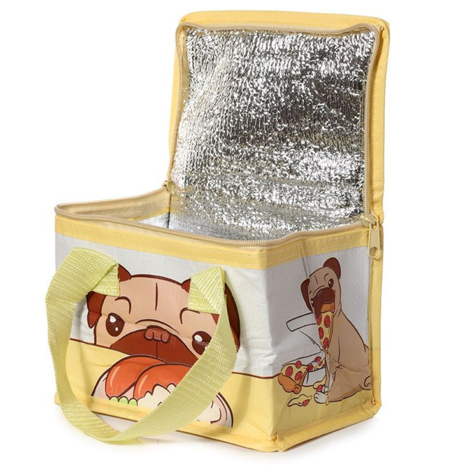 un sac isotherme au motif d'un carlin hyper drôle et gourmand. il tient de la nourriture dans sa gueule mais est trop mignon. Idéal pour transporter vos boites, repas, snacks et boissons.