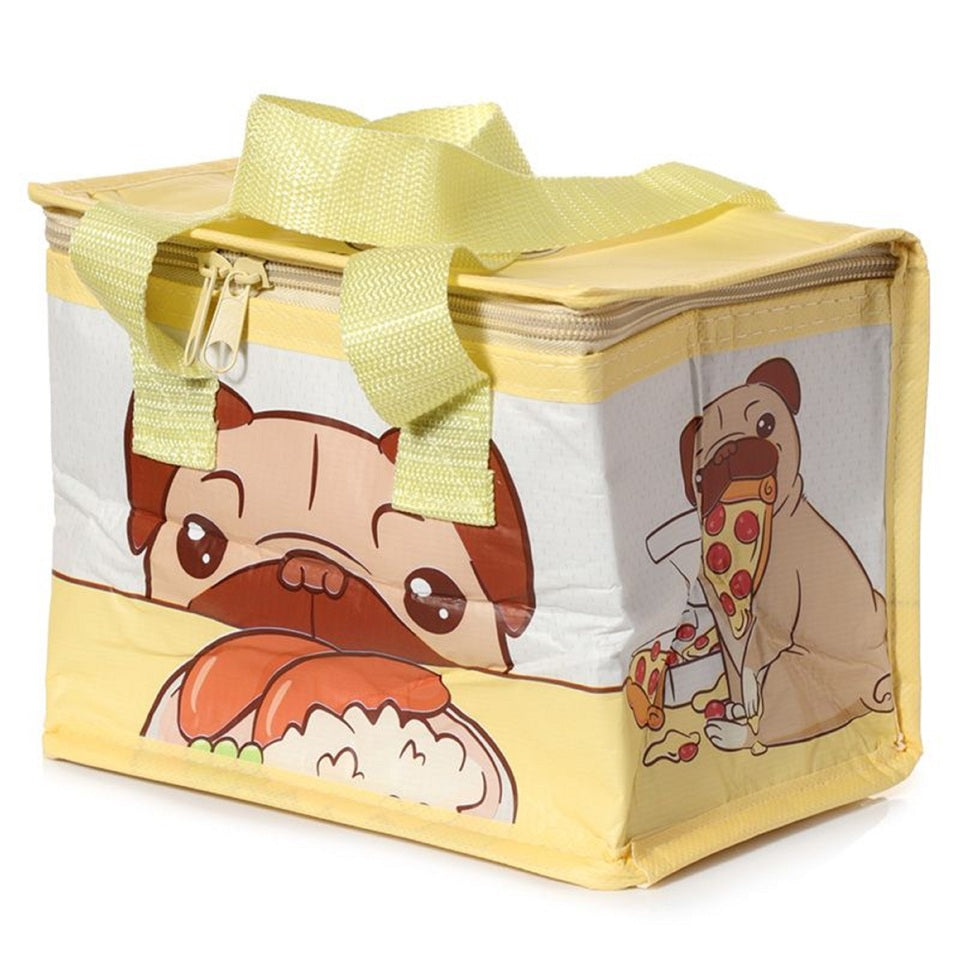 un sac isotherme au motif d'un carlin hyper drôle et gourmand. il tient de la nourriture dans sa gueule mais est trop mignon. Idéal pour transporter vos boites, repas, snacks et boissons.