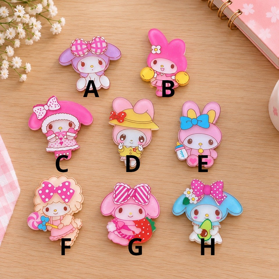 Magnets My Melody et My Sweet Piano roses et colorés, présentés à plat sur un bureau en bois clair dans un joli décor kawaii aux tons pastel.