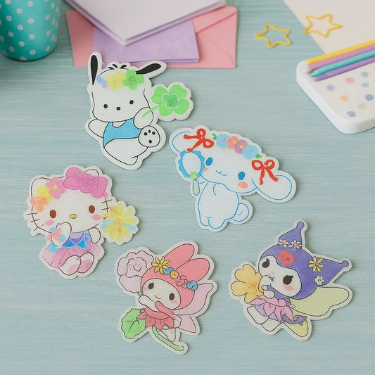 des magnets pailletés de vos personnages Sanrio préférés : Pochacco, My Melody, Kuromi, Cinnamoroll et Hello Kitty. Ils sont mis en scène dans un thème floral et féérique.