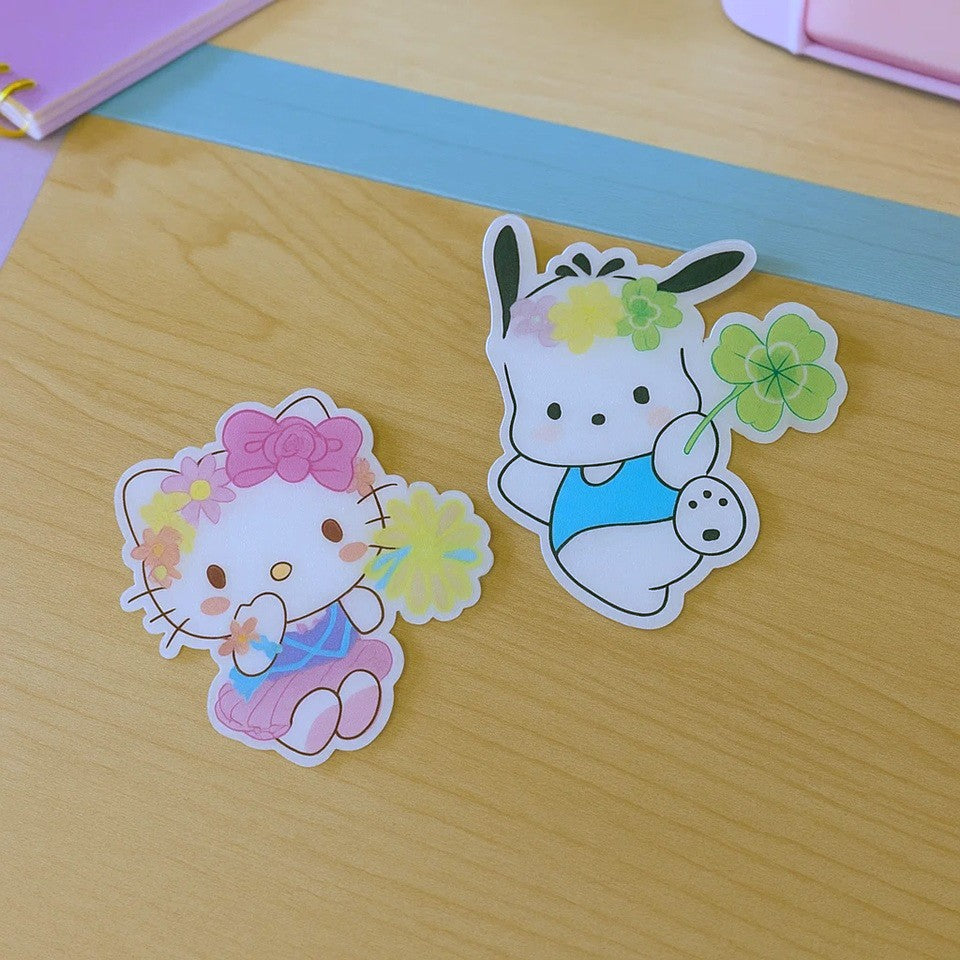des magnets pailletés de vos personnages Sanrio préférés : Pochacco, My Melody, Kuromi, Cinnamoroll et Hello Kitty. Ils sont mis en scène dans un thème floral et féérique.