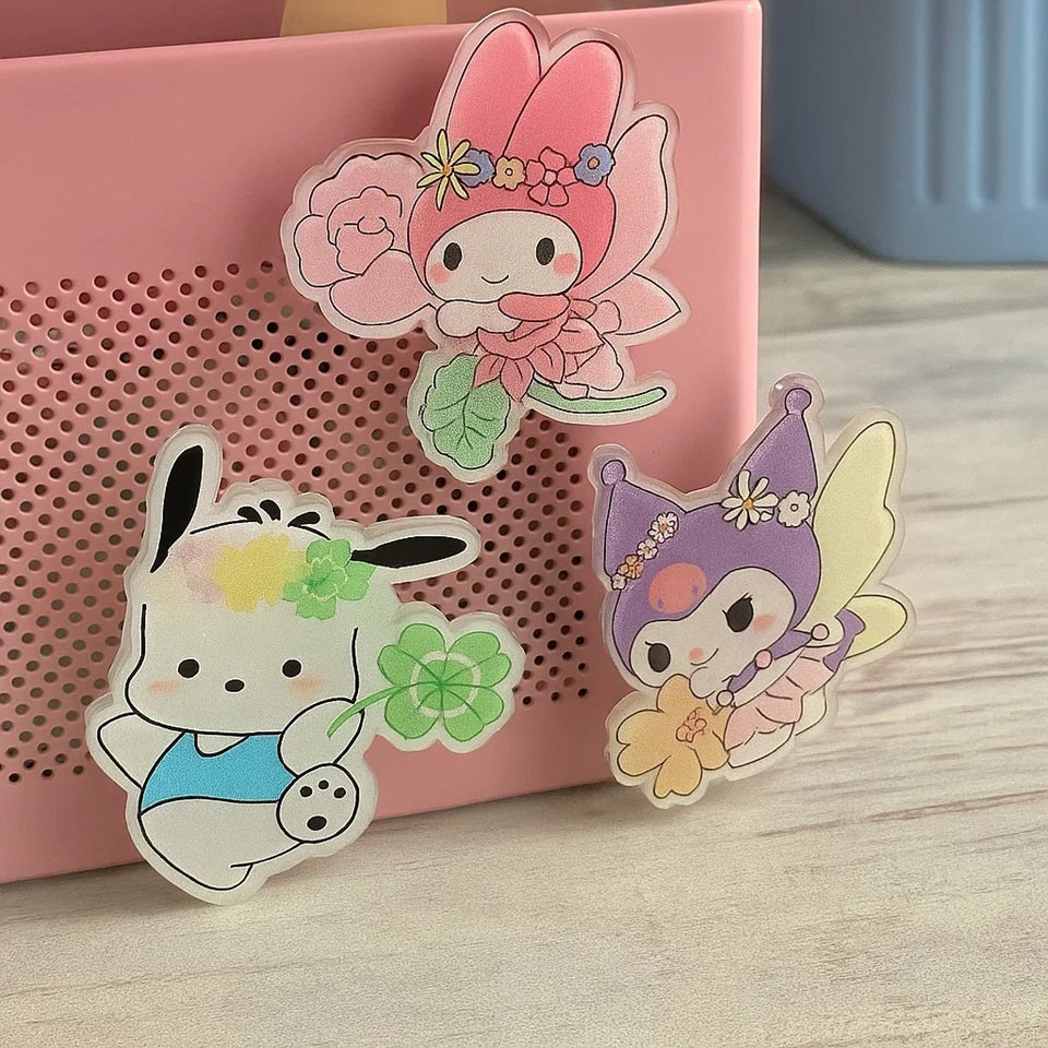 des magnets pailletés de vos personnages Sanrio préférés : Pochacco, My Melody, Kuromi, Cinnamoroll et Hello Kitty. Ils sont mis en scène dans un thème floral et féérique.