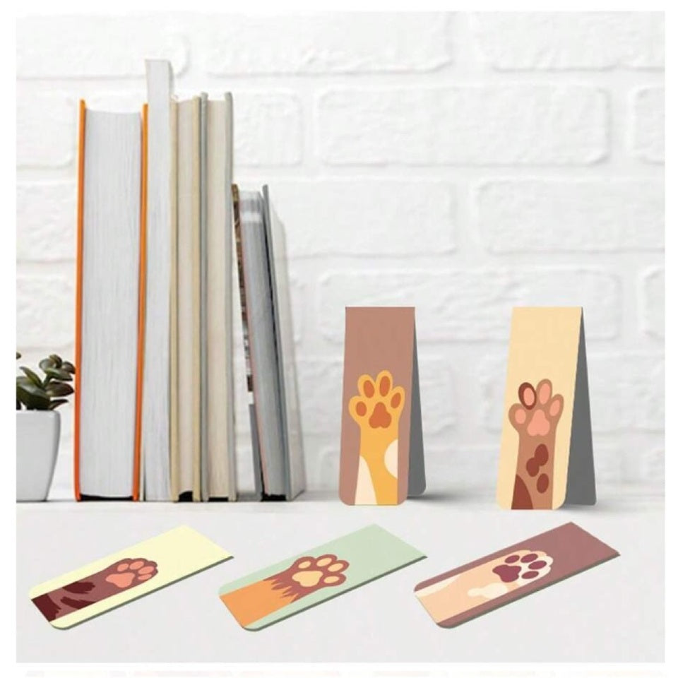 un lot de deux marque-pages magnétiques illustrés d'une patte de chat colorée. Rigolos mais surtout pratiques, ils sont adorables.