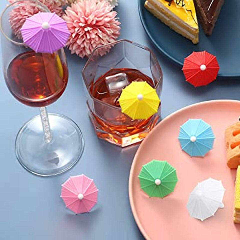 un lot de 6 marque verres en forme d'ombrelles colorées. A poser sur des verres, elles mettent du pep's et du fun à votre table et ajoute un petit air d'été à vos apéros