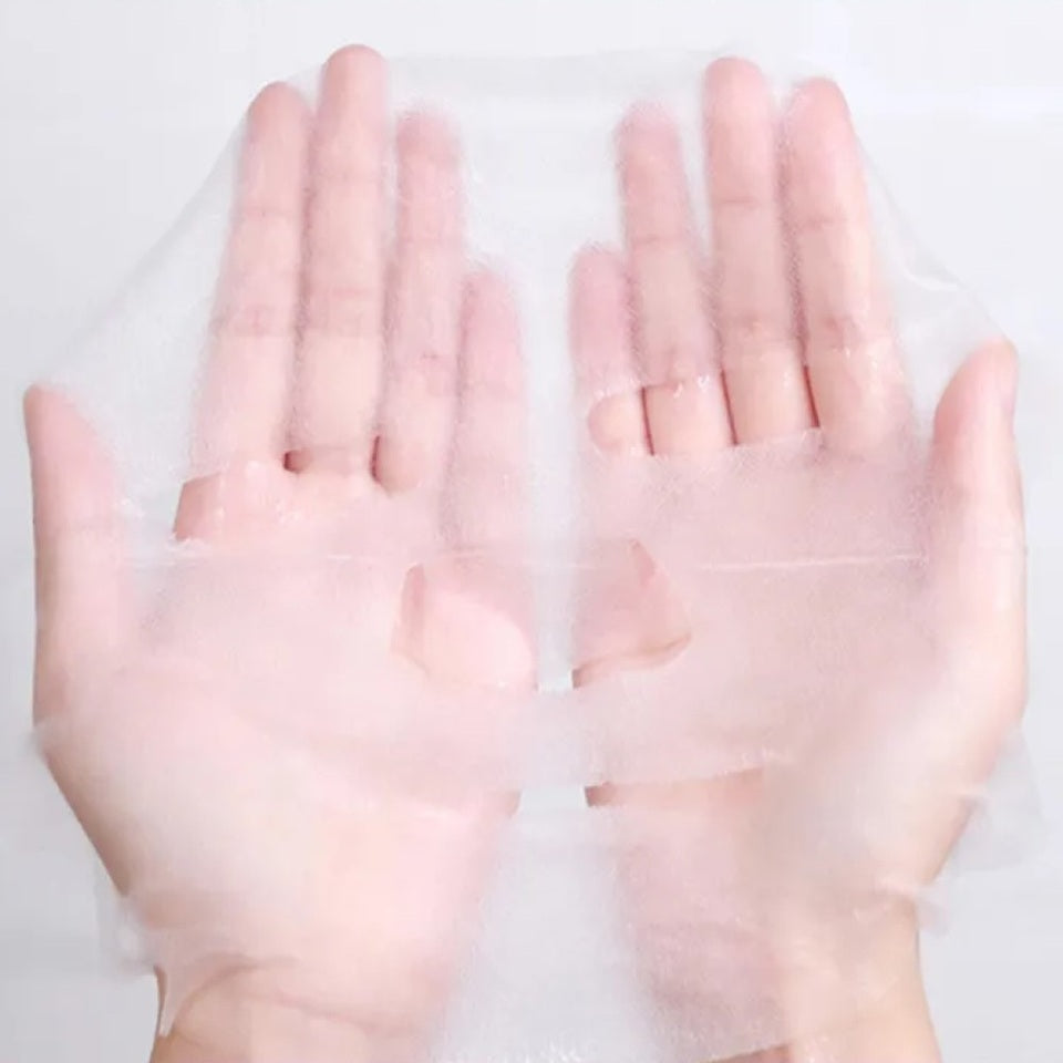 un masque en tissu à poser sur le visage infusé aux essences de roses. Il hydrate la peau et la lisse.