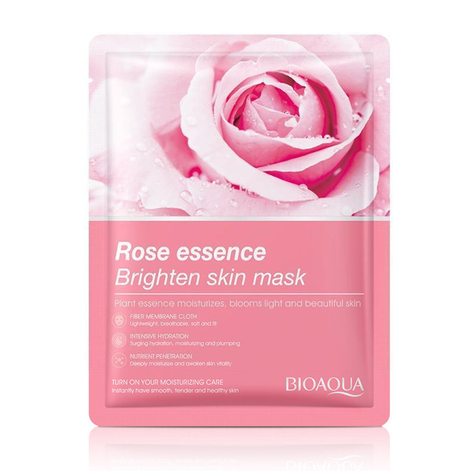 un masque en tissu à poser sur le visage infusé aux essences de roses. Il hydrate la peau et la lisse.