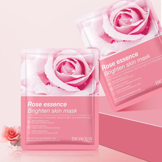 un masque en tissu à poser sur le visage infusé aux essences de roses. Il hydrate la peau et la lisse.