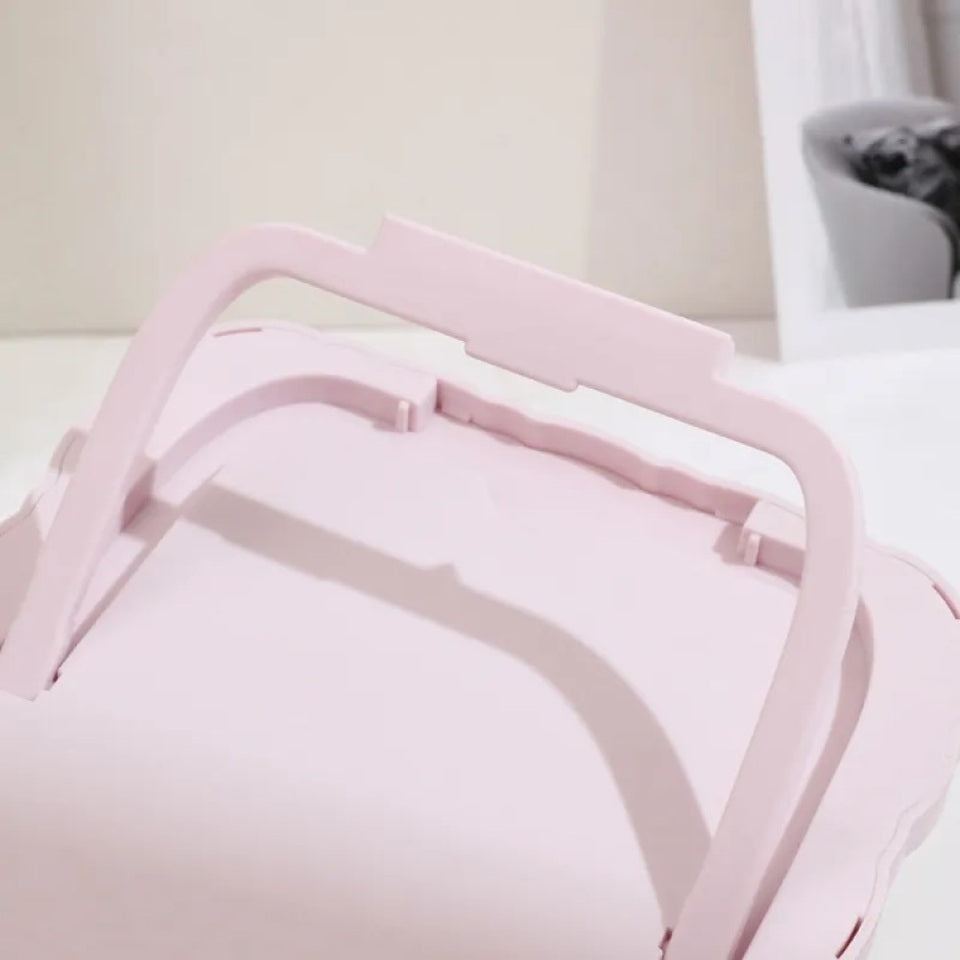 un adorable miroir rose à poser sur une table ou une coiffeuse. Il a des petites oreilles de chat et une expression hyper kawaii. C'est un élément de décoration hyper mignon.
