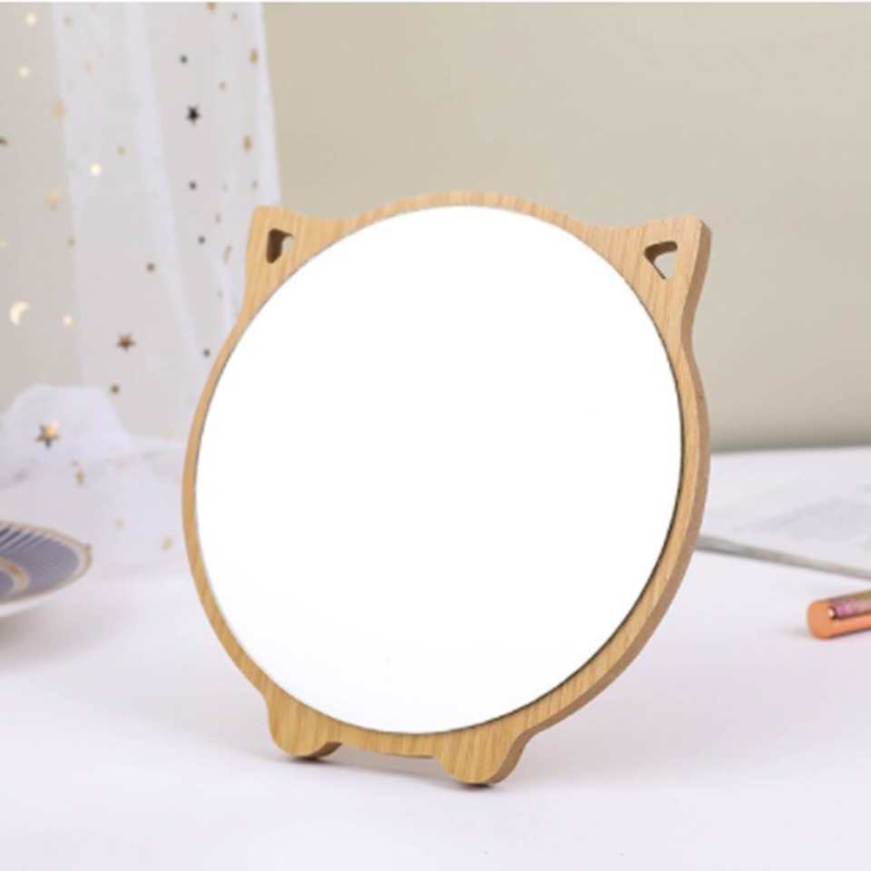 un miroir à poser sur une coiffeuse ou un bureau. Il est doté de petites oreilles de chat et de petites pattes adorables. Idéal pour se maquiller ou pour des petites retouches