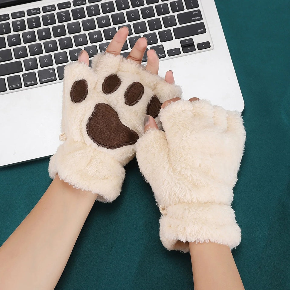une paire de mitaines toutes peluchées en forme de patte de chat beige. Douceur et tendresse pour un style original
