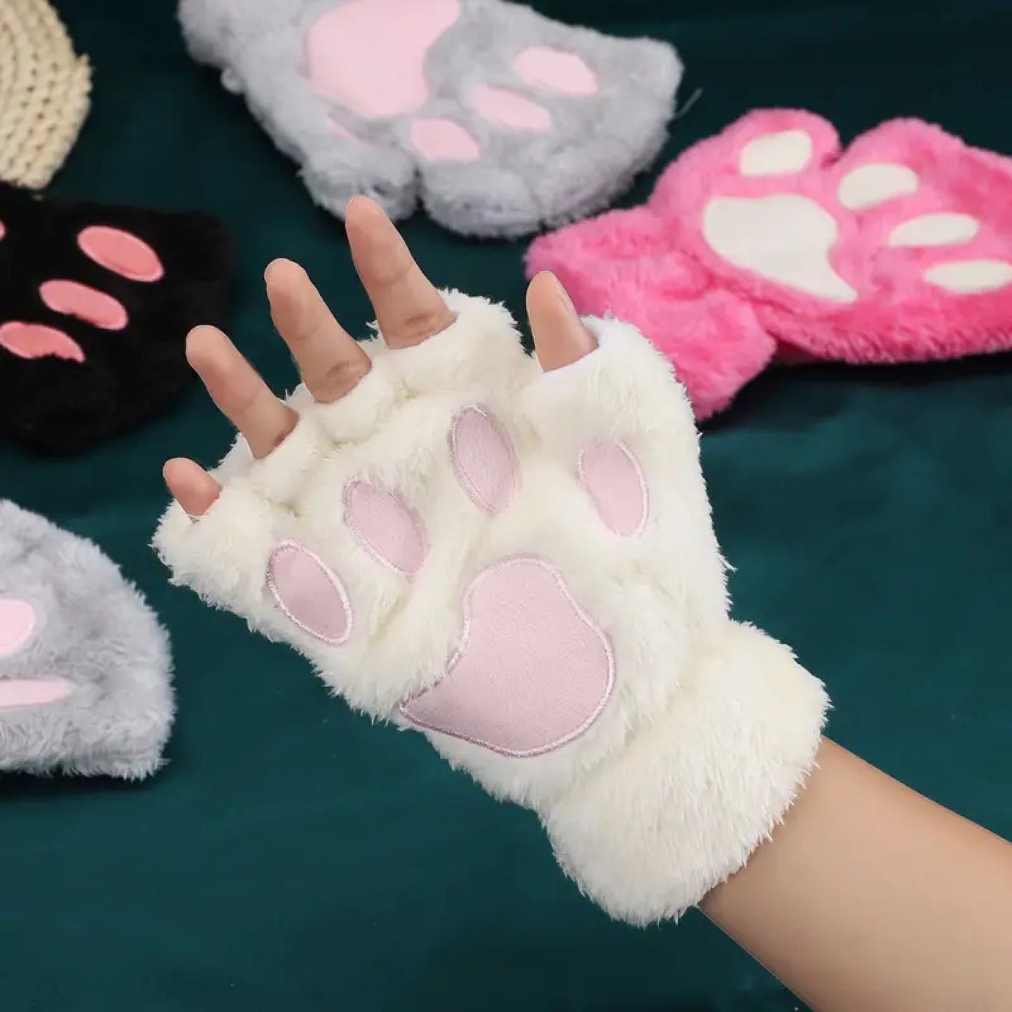 Mitaines peluchées patte de chat blanc