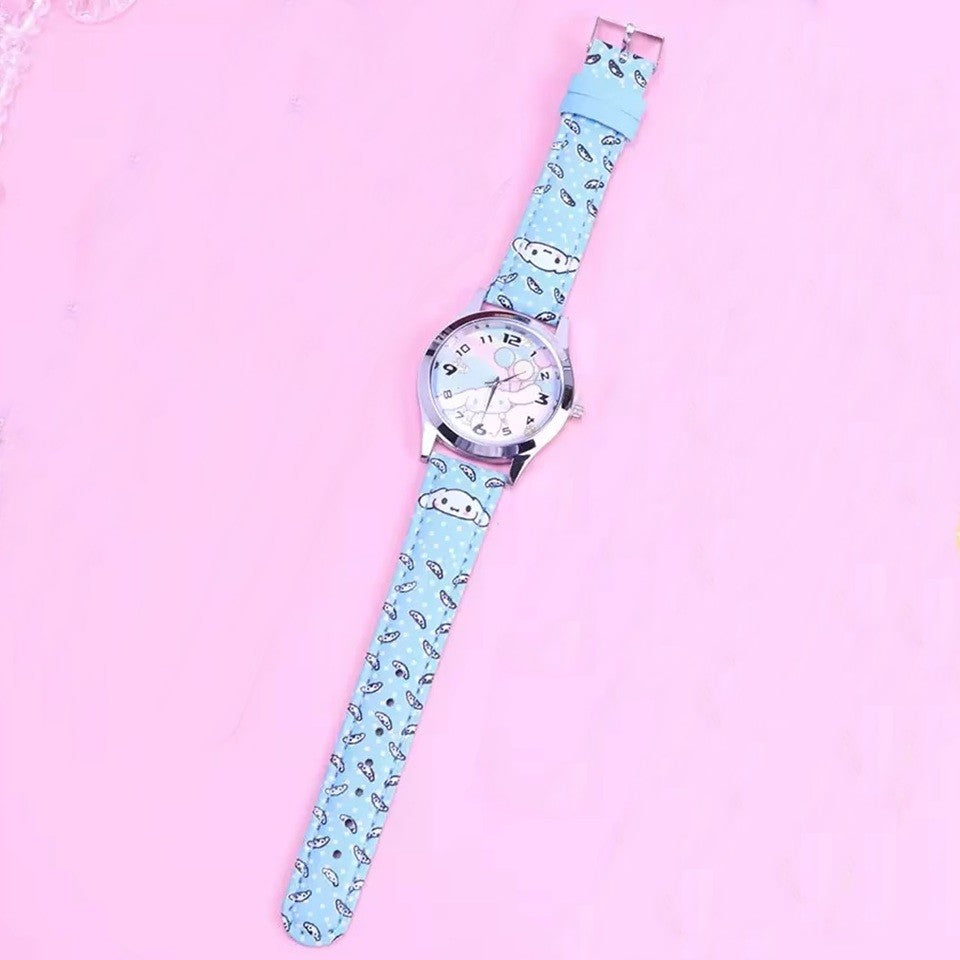 une superbe montre à quartz Cinnamoroll. Le cadran et le bracelet bleu sont décorés d'adorables petits cinnamoroll.