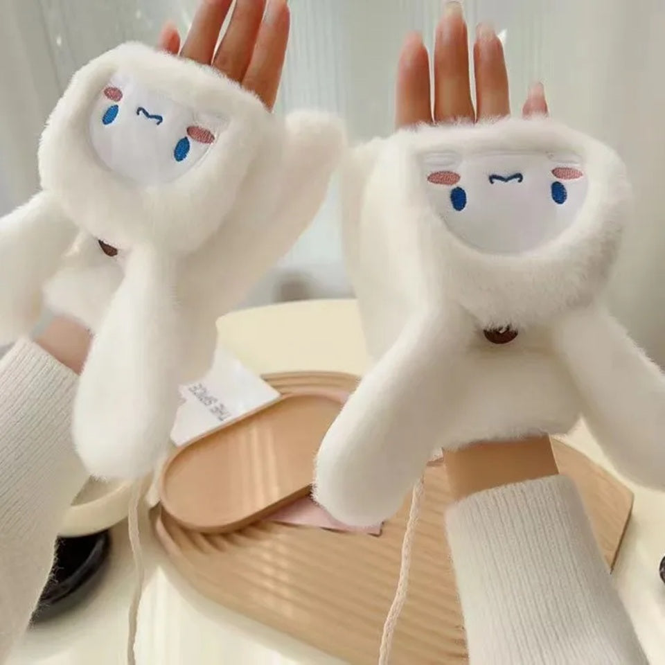 une paire de moufles blanches et toute douces représentant Cinnamoroll. Elles ont de longues oreilles blanches et on peut rabattre le haut des moufles et l'accrocher avec un bouton. Pratiques pour effectuer des tâches sans les enlever.