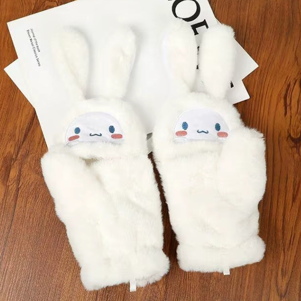une paire de moufles blanches et toute douces représentant Cinnamoroll. Elles ont de longues oreilles blanches et on peut rabattre le haut des moufles et l'accrocher avec un bouton. Pratiques pour effectuer des tâches sans les enlever.