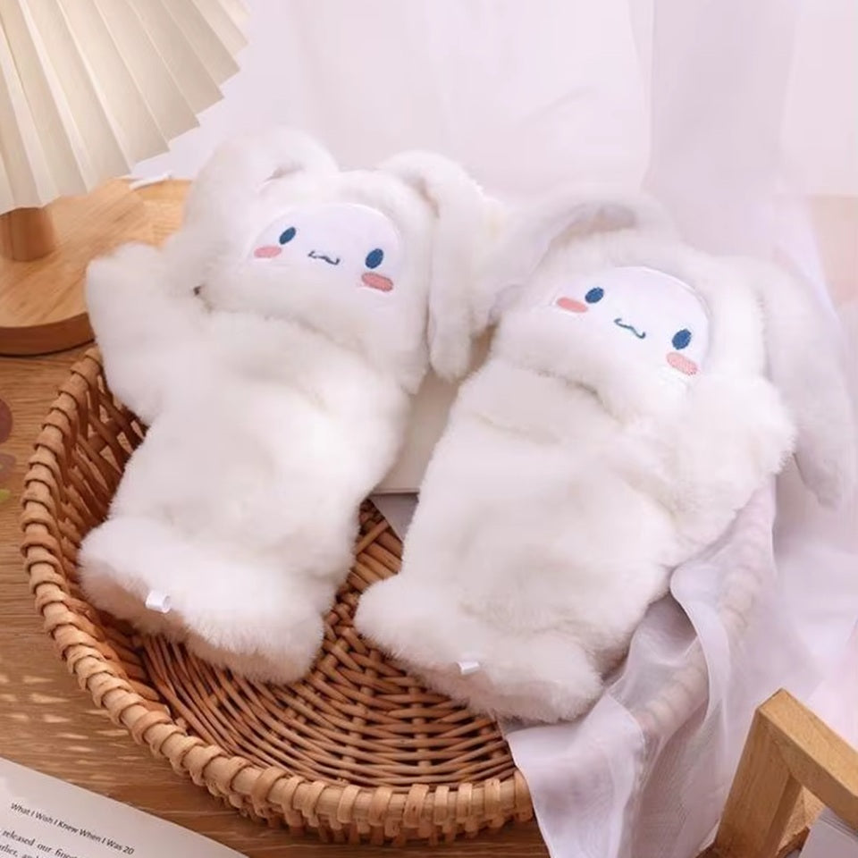 une paire de moufles blanches et toute douces représentant Cinnamoroll. Elles ont de longues oreilles blanches et on peut rabattre le haut des moufles et l'accrocher avec un bouton. Pratiques pour effectuer des tâches sans les enlever.