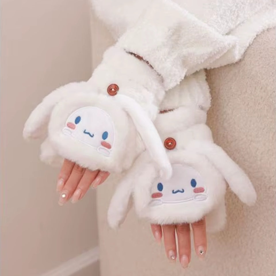 une paire de moufles blanches et toute douces représentant Cinnamoroll. Elles ont de longues oreilles blanches et on peut rabattre le haut des moufles et l'accrocher avec un bouton. Pratiques pour effectuer des tâches sans les enlever.