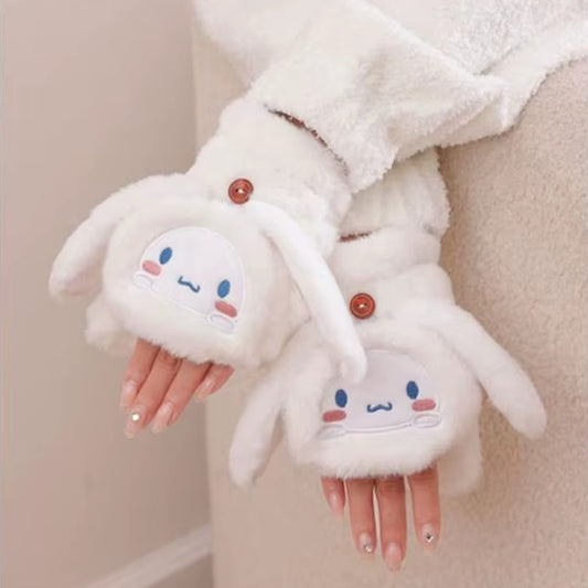 une paire de moufles blanches et toute douces représentant Cinnamoroll. Elles ont de longues oreilles blanches et on peut rabattre le haut des moufles et l'accrocher avec un bouton. Pratiques pour effectuer des tâches sans les enlever.