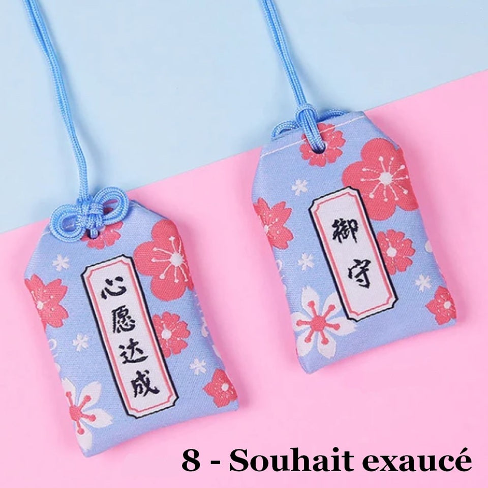 des omamori, porte-bonheur japonais aux motifs et couleurs variés selon le type desouhait : amour, bonheur, argent, paix et sécurité etc... A remplir puis offrir.