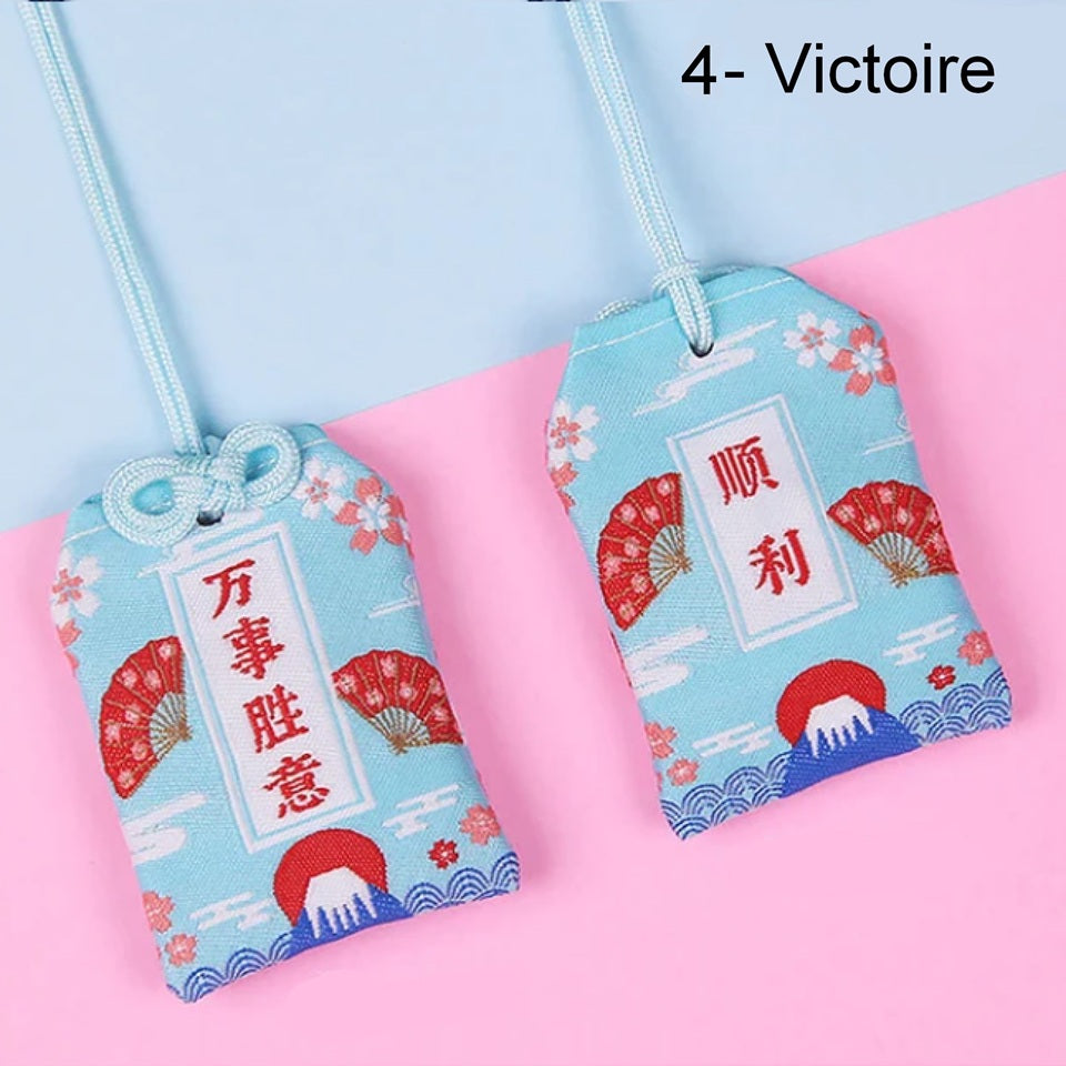 des omamori, porte-bonheur japonais aux motifs et couleurs variés selon le type desouhait : amour, bonheur, argent, paix et sécurité etc... A remplir puis offrir.