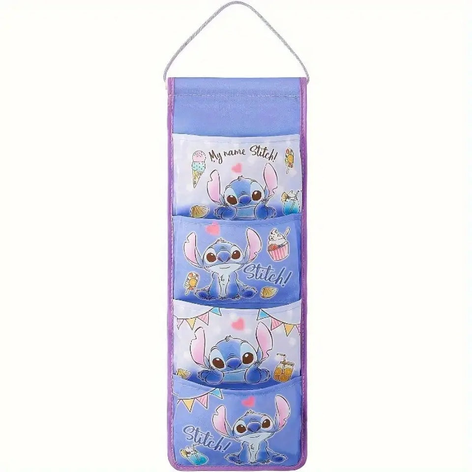 un organisateur à accrocher au mur composé de quatre grandes poches chacune joliment décorée d'un stitch adorable et mignon. Grande capacité de rangement, idéal pour la papeterie