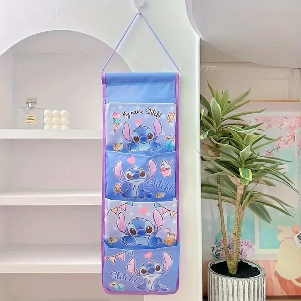 un organisateur à accrocher au mur composé de quatre grandes poches chacune joliment décorée d'un stitch adorable et mignon. Grande capacité de rangement, idéal pour la papeterie