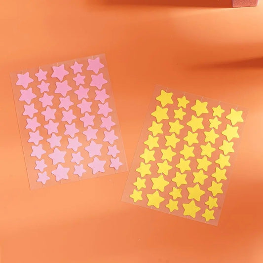 des patch anti acné en forme d'étoiles colorées pour combattre les petits boutons. Bye bye les boutons, votre peau est nourrit et hydratée en même temps.