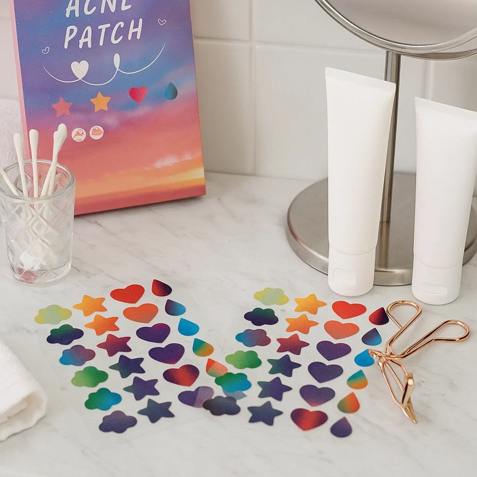 des patch anti acné en forme de nuages, d'étoiles, de gouttes et de coeurs pour aider a réduire les boutons. A porter toute une nuit ou plusieurs heures pour une efficacité optimale.