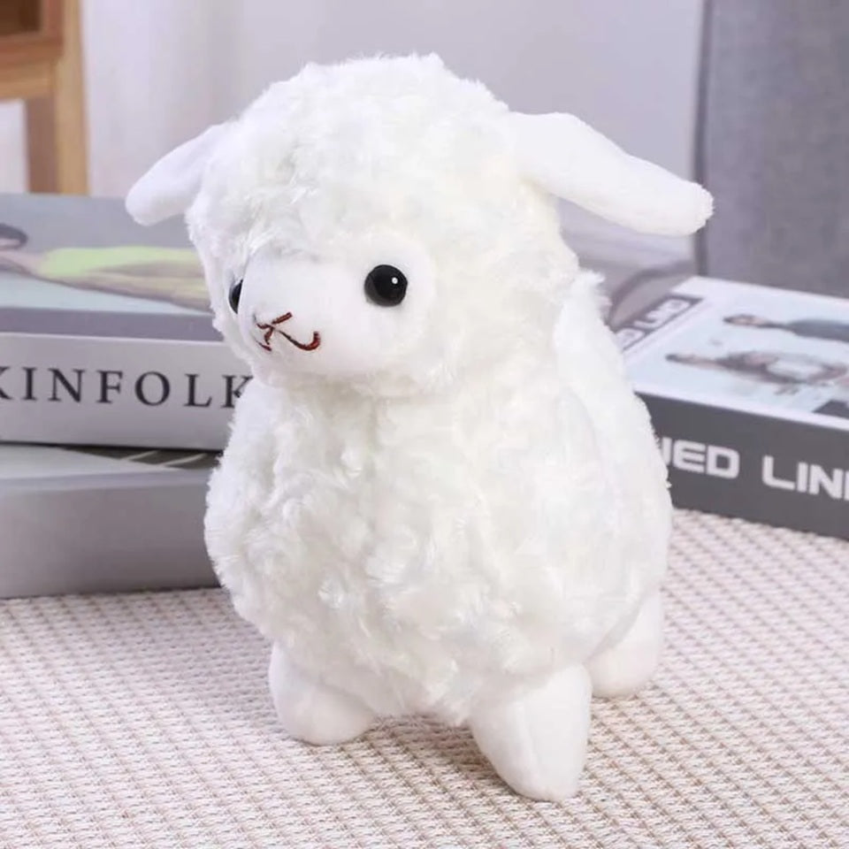 une adorable peluche en forme d'agneau blanc toute douce. Idéale pour faire de gros câlins, on peut aussi l'emporter partout avec soi. Sa petite bouille toute mignonne en fait un compagnon idéal !