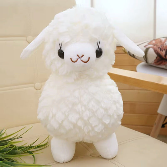 une adorable peluche en forme d'agneau blanc toute douce. Idéale pour faire de gros câlins, on peut aussi l'emporter partout avec soi. Sa petite bouille toute mignonne en fait un compagnon idéal !