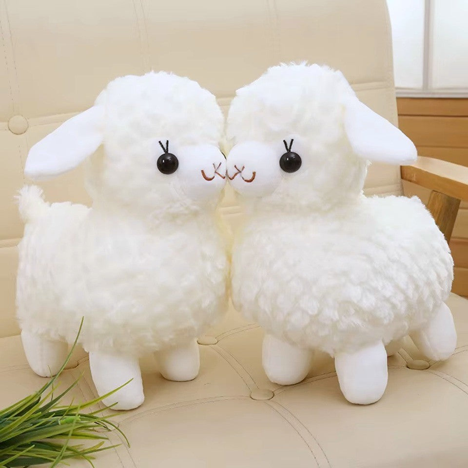 une adorable peluche en forme d'agneau blanc toute douce. Idéale pour faire de gros câlins, on peut aussi l'emporter partout avec soi. Sa petite bouille toute mignonne en fait un compagnon idéal !
