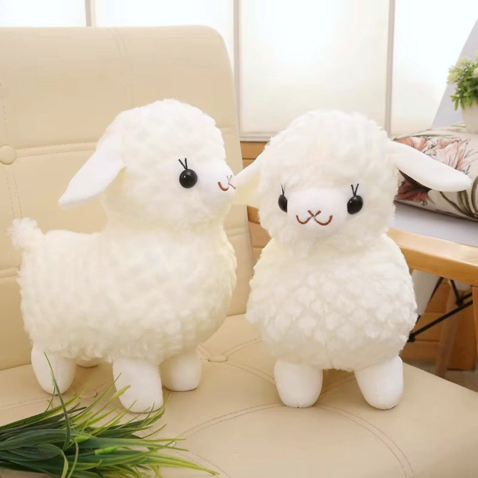 une adorable peluche en forme d'agneau blanc toute douce. Idéale pour faire de gros câlins, on peut aussi l'emporter partout avec soi. Sa petite bouille toute mignonne en fait un compagnon idéal !