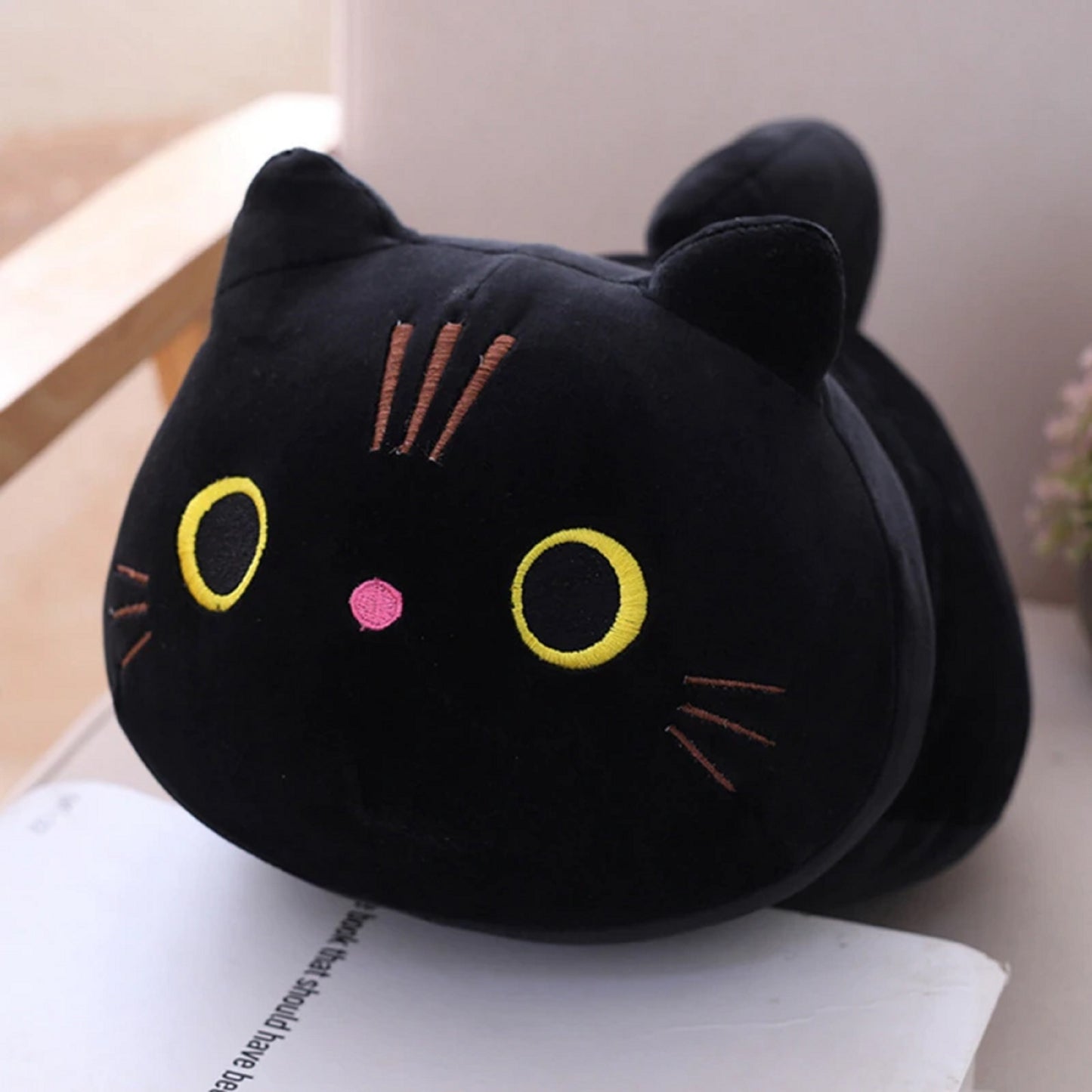 une peluche en forme de chat noir trop mignon et super doux ! Avec ses grands yeux noirs et jaune, ses moustaches brodées, l est parfait pour de gros câlins !