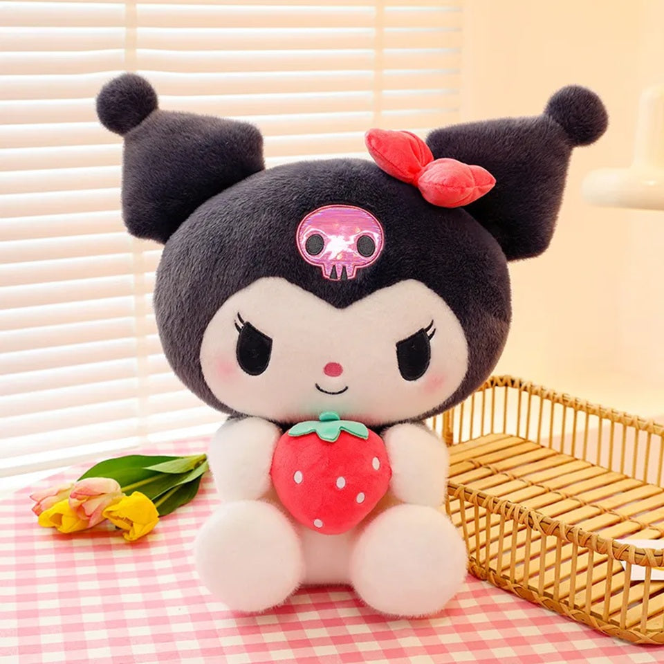 une peluche kuromi toute douce et super mignonne qui tient une fraise dans ses mains.