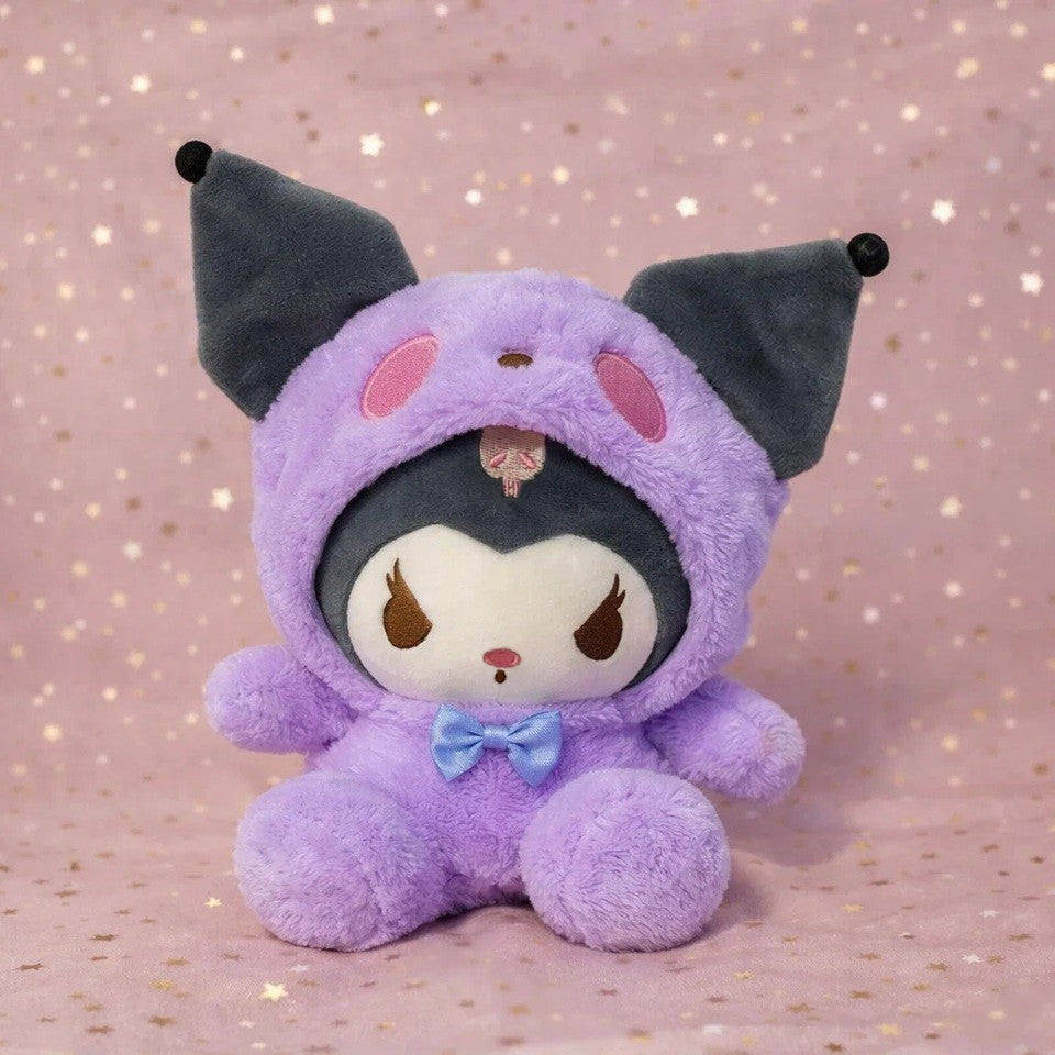 une peluche kuromi portant un costume mignonne tout violet qui rappelle sa couleur. Elle est ultra douce et tellement adorable. Parfaite pour les câlins !