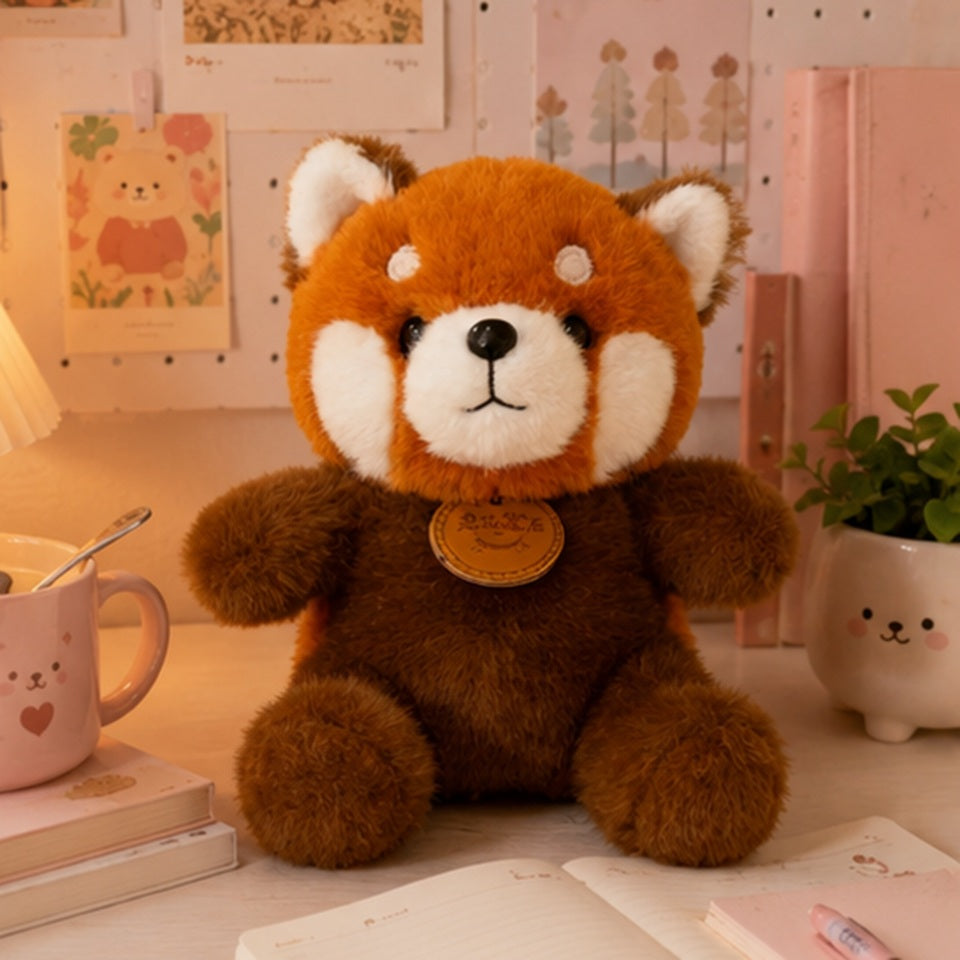 Peluche panda roux kawaii ultra douce avec fourrure moelleuse orange et marron, visage adorable et petites oreilles blanches. Cette peluche décorative est présentée dans une chambre cosy aux tons pastel avec une ambiance chaleureuse et cocooning. Idéale pour les câlins, la décoration de chambre kawaii ou comme cadeau mignon pour les amoureux des animaux adorables.