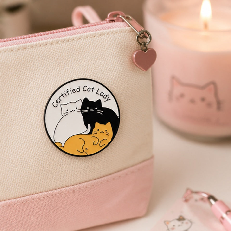 DĂ©tail du pin's cat lady kawaii, chats blottis dessin minimaliste sur fond blanc đ±