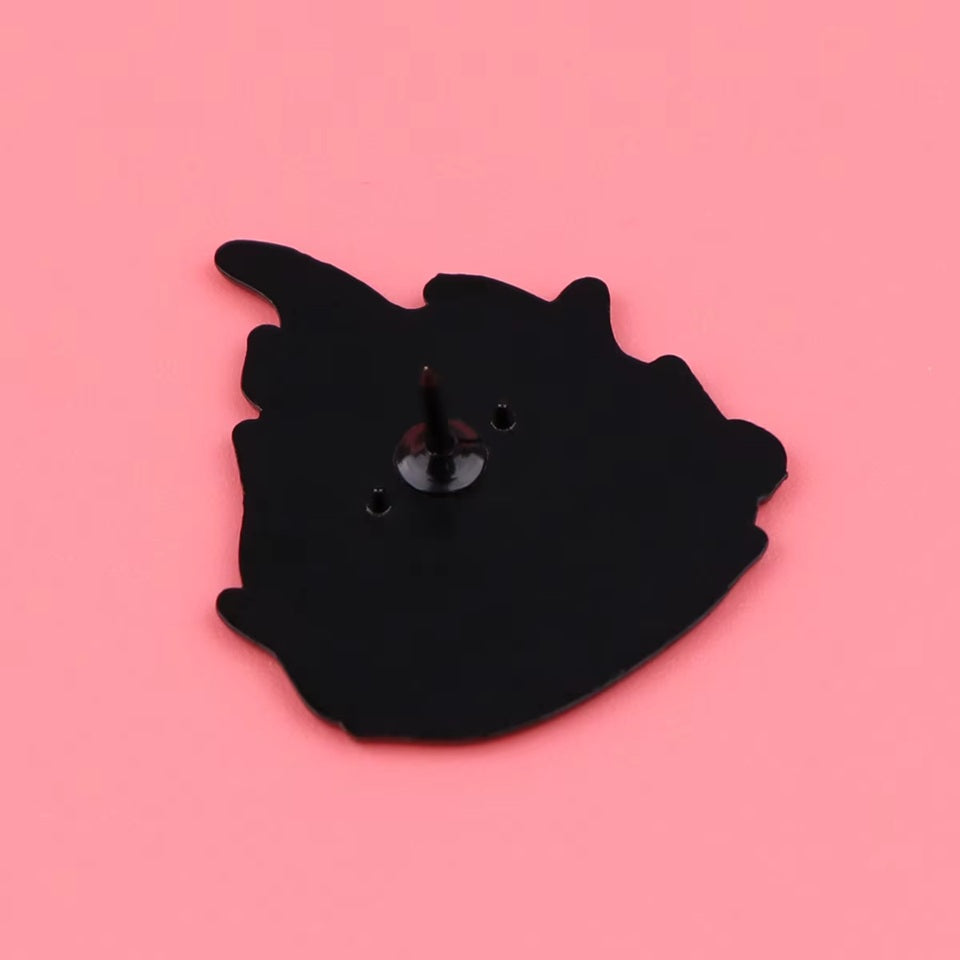 un adorable pin's en forme de calcifer du château ambulant. Expression du visage souriante et trop kawaii.