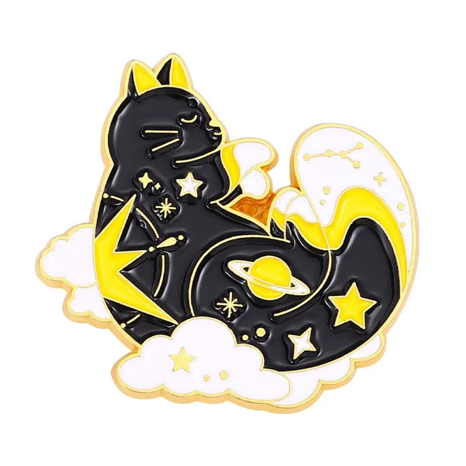 un pin's en forme de chat noir dont la fourrure ressemble à une galaxie remplie d'étoiles. Il dort paisiblement dans des nuages blancs.
