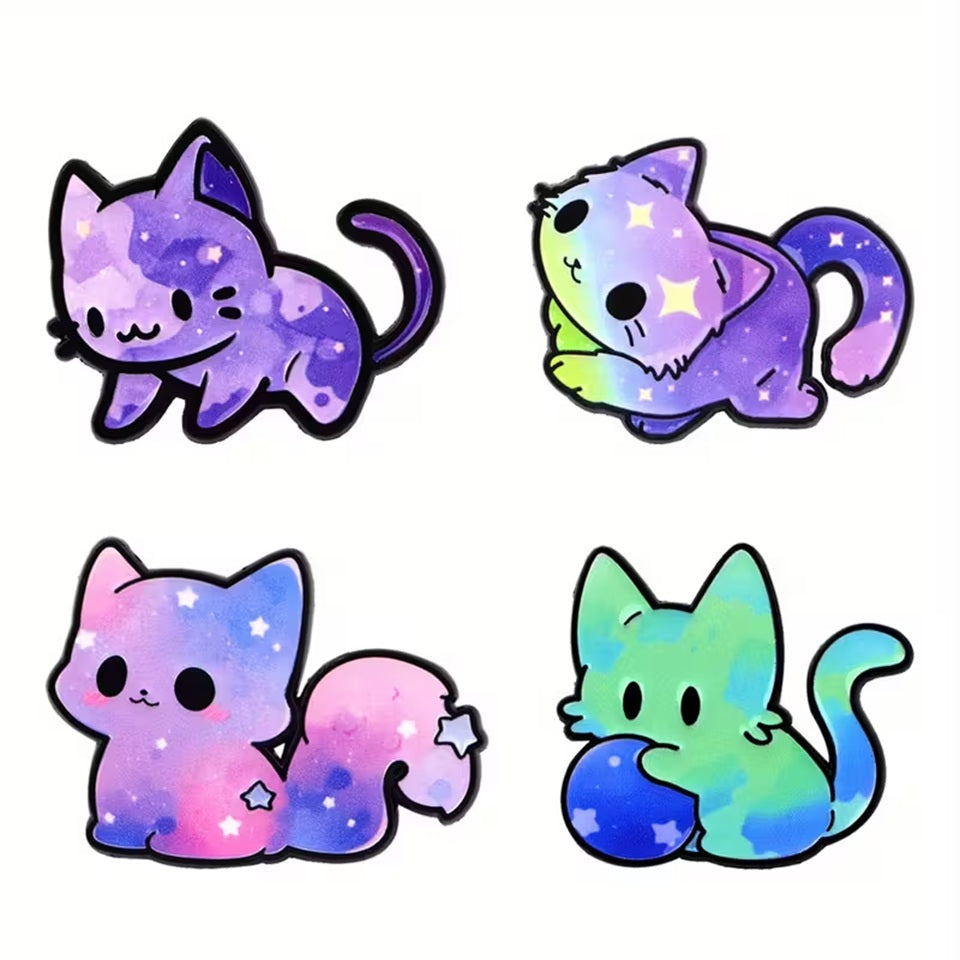 des jolis pin's en forme de chat et aux couleurs de la galaxie : vert, rose bleu, violet. Ils transcendent le caractère mystérieux et imprévu du chat.