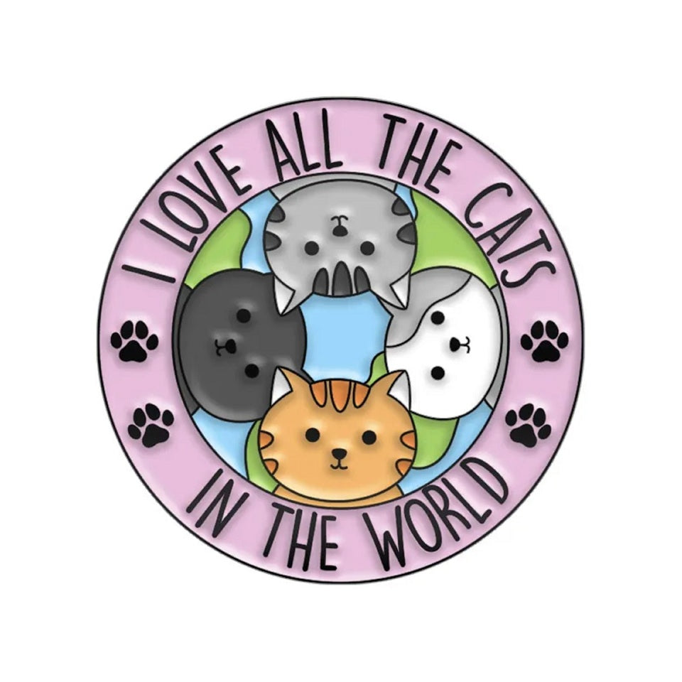 un pin's en forme de badge représentant des chats de toutes les couleurs avec l'inscription I love all the cats in the world. C'est un signe d'amour envers tous les félins du monde.