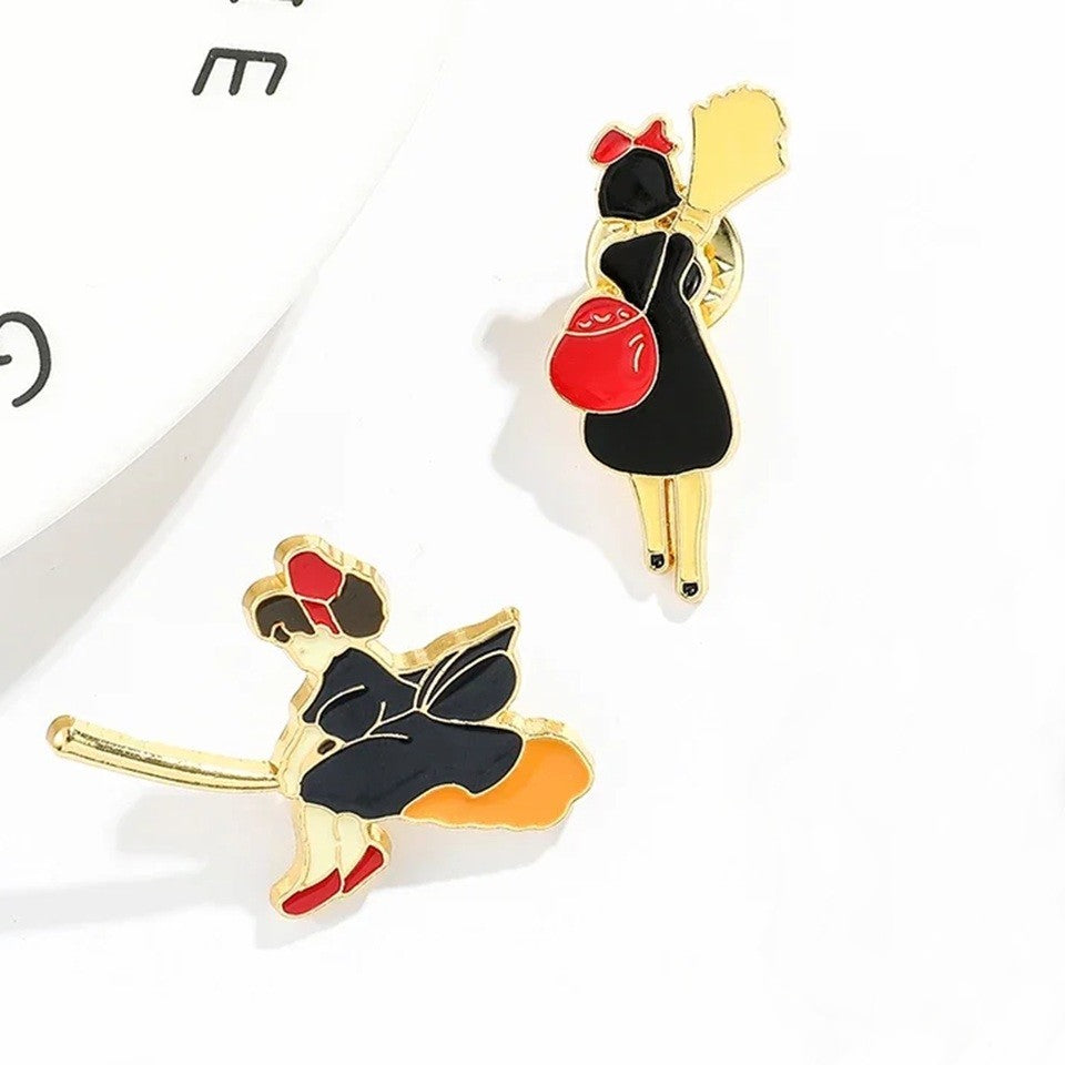 des pin's représentant la jeune Kiki la petite sorcière. Elle s'envole sur son balai ou elle le porte. On reconnait son noeud rouge dans ses cheveux.