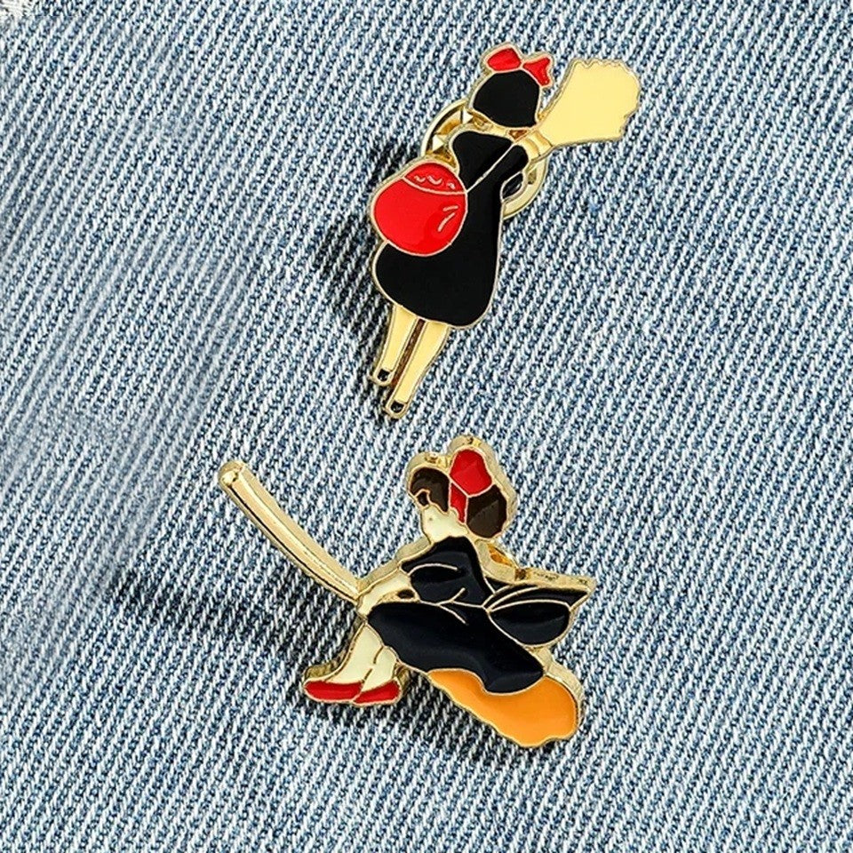 des pin's représentant la jeune Kiki la petite sorcière. Elle s'envole sur son balai ou elle le porte. On reconnait son noeud rouge dans ses cheveux.