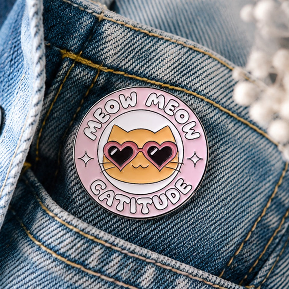 Pin's meow catitude sur fond blanc, alliage colorĂ© pastel, idĂ©al pour sac ou tote bag đ±