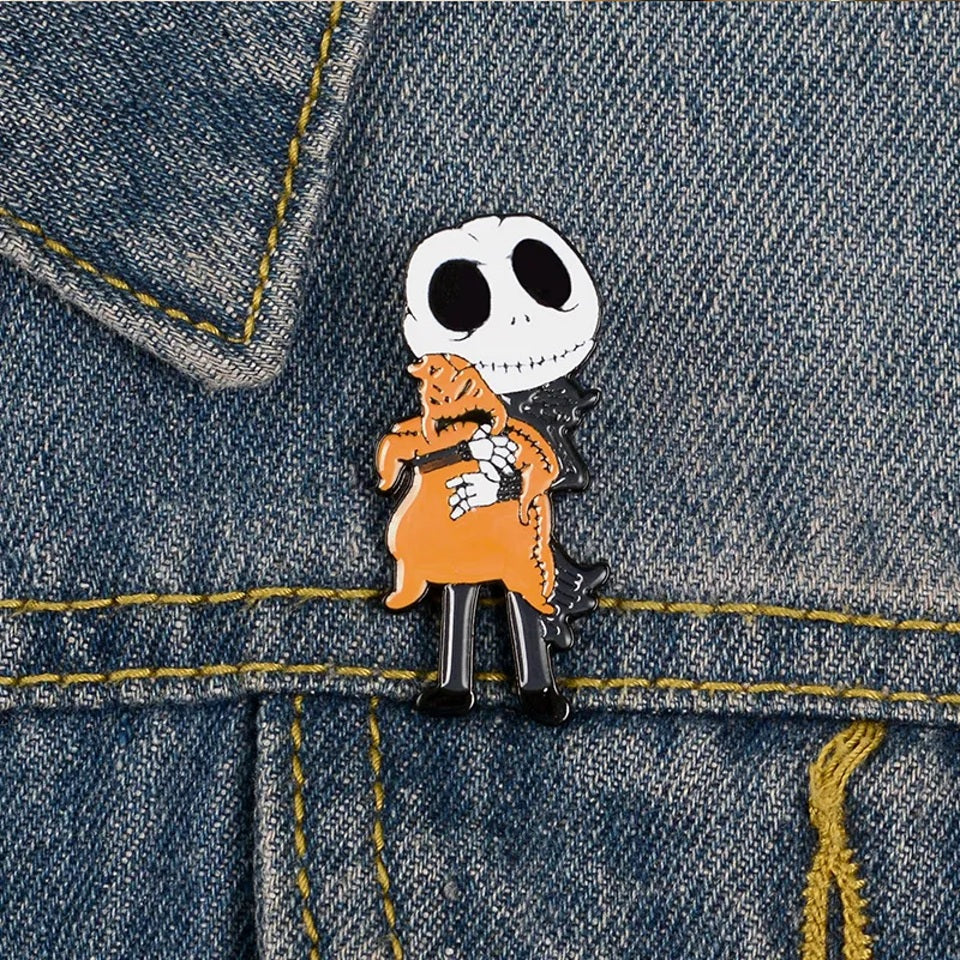 un pin's représentant Mr Jack de l'étrange Noël de Mr Jack qui tient dans ses bras une peluche de Oogie Boogie.